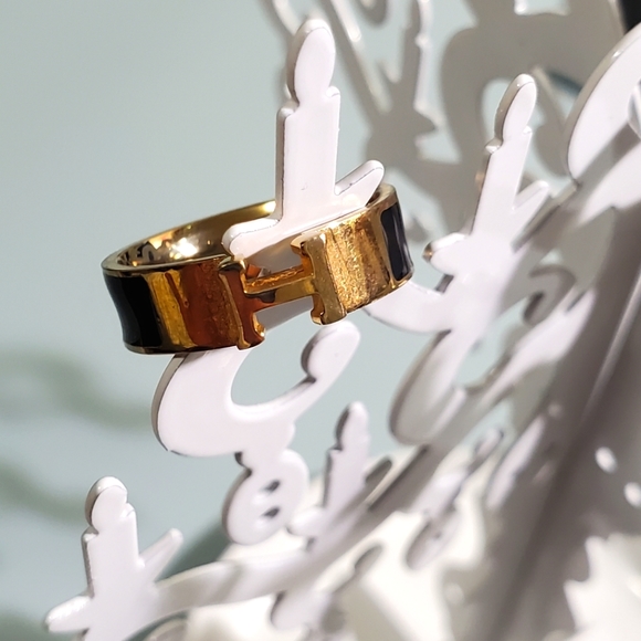 None Jewelry - H ring with black accent